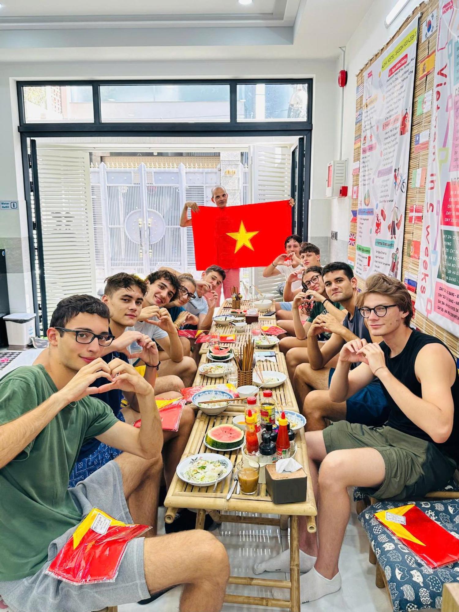 Aloha Saigon Premium Hostel By Local Travel Experts - Newly Opened, Less-Touristy Location, Spacious Rooms, Glass Shower Bathroom, Free Breakfast & Walking Tour Ho Şi Min Dış mekan fotoğraf